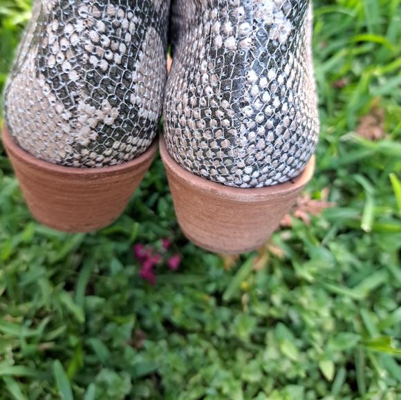 Vicente camuto Arendara Women botines  Size 9.5 M  Leather color  Snake - Picture 3 of 7